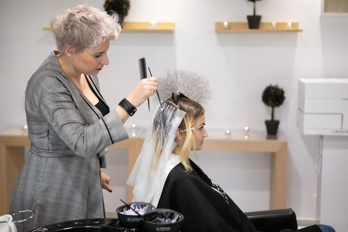 Federica Galdini al lavoro in salone